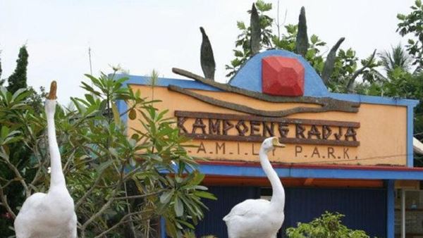 Kampoeng Radja, 1. Gunung Kerinci, 2. Candi Muaro Jambi, 3. Air Terjun Sigerincing, 4. Taman Mini dan Taman Rimba Jambi, 5. Danau Sipin, 6. Istana Sultan Thaha Syaifuddin, 7. Kebun Teh Kayu Aro, 8. Monas Jambi, 9. Taman Anggrek Sri Soedewi, 10. Kolam Renang Tepian Rajo, 11. Jambi Paradise, 12. Tanggo Rajo, 13. Jembatan Gentala Arasy, 14. Kampoeng Radja, 15. Masjid Agung Al-Falah