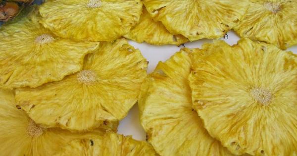 Keripik Nanas, 1. Kaos Khas Pekanbaru, 2. Batik Corak Riau, 3. Kacang Pukul Bagansiapiapi, 4. Bolu Kemojo, 5. Viz Cake, 6. Gantungan Kunci Pekanbaru, 7. Keripik Nanas, 8. Dodol Kedondong, 9. Lempuk Durian, 10. Lopek Bugi, 11. Pancake Durian, 12. Salai Ikan Patin, 13. Kue Bangkit, 14. Kerupuk Ikan Tengiri, 15. Pastel Ikan Patin