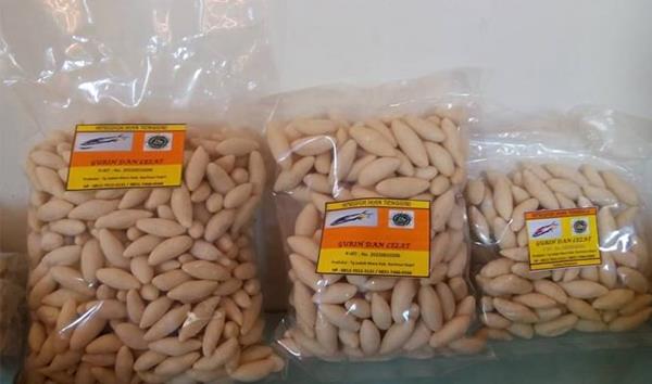 Kerupuk Ikan Tengiri, 1. Kaos Khas Pekanbaru, 2. Batik Corak Riau, 3. Kacang Pukul Bagansiapiapi, 4. Bolu Kemojo, 5. Viz Cake, 6. Gantungan Kunci Pekanbaru, 7. Keripik Nanas, 8. Dodol Kedondong, 9. Lempuk Durian, 10. Lopek Bugi, 11. Pancake Durian, 12. Salai Ikan Patin, 13. Kue Bangkit, 14. Kerupuk Ikan Tengiri, 15. Pastel Ikan Patin