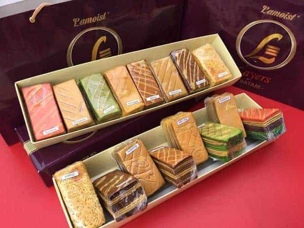 Layer Cake, 1. Kaos T-Obenk, 2. Tas Branded, 3. Rocklate, 4. Layer Cake, 5. Bingka Bakar, 6. Handphone, Tablet, dan Laptop, 7. Kek Pisang Villa, 8. Bilis Molen, 9. Luti Gendang, 10. Stik Buah Naga