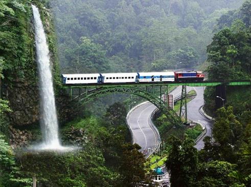 Lembah Anai, Pantai Air Manis, Museum Adityawarman, Air terjun tingkat tiga, Miniatur Makkah, Jembatan Siti Nurbaya, Lembah Anai, Pulau cubadak, Istana Pagaruyuang, Danau kembar, Janjang Saribu Great Wall of  Koto Padang
