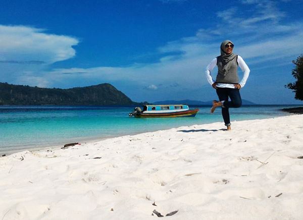 Pulau Molana, 1. Pulau Ora dan Pantai Ora, 2. Pulau Osi dan Pulau Marsegu, 3. Pulau Nusa Pombo, 4. Pulau Tumaho, 5. Pulau Banda/Bandanaira, 6. Pulau Bair, 7. Pulau Saparua, 8. Pulau Waha, 9. Pulau Molana, 10. Pulau Morotai