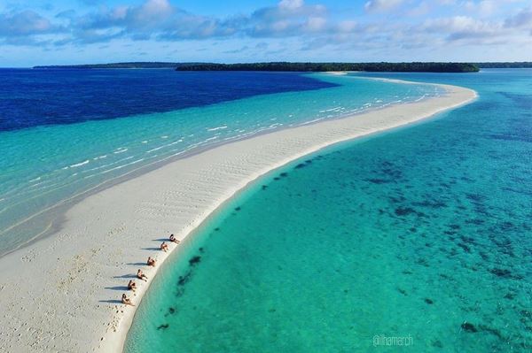 1. Pulau Ora dan Pantai Ora, 2. Pulau Osi dan Pulau Marsegu, 3. Pulau Nusa Pombo, 4. Pulau Tumaho, 5. Pulau Banda/Bandanaira, 6. Pulau Bair, 7. Pulau Saparua, 8. Pulau Waha, 9. Pulau Molana, 10. Pulau Morotai