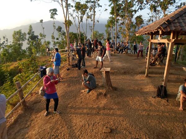 Punthuk Setumbu, 1. Taman Kyai Langgeng, 2. Ketep Pass, 3. Candi Ngawen, 4. Kawasan Wisata Kopeng, 5. Alun-Alun Kota Magelang, 6. Candi Mendut, 7. Air Terjun Sekar Langit, 8. Gereja Ayam, 9. Pemandian Candi Umbul, 10. Punthuk Setumbu, 11. Bukit Grenden, 12. Rumah Kamera, 13. Sendang Maren, 14. Puthuk Mongkrong, 15. Goa Slandak
