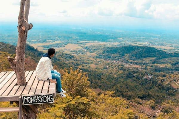 Puthuk Mongkrong, 1. Taman Kyai Langgeng, 2. Ketep Pass, 3. Candi Ngawen, 4. Kawasan Wisata Kopeng, 5. Alun-Alun Kota Magelang, 6. Candi Mendut, 7. Air Terjun Sekar Langit, 8. Gereja Ayam, 9. Pemandian Candi Umbul, 10. Punthuk Setumbu, 11. Bukit Grenden, 12. Rumah Kamera, 13. Sendang Maren, 14. Puthuk Mongkrong, 15. Goa Slandak