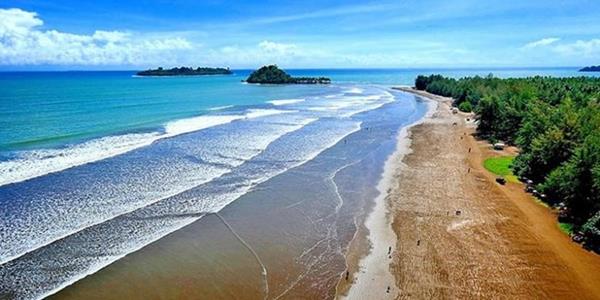 Pantai Air Manis tempat wisata di padang, Pantai Air Manis, Museum Adityawarman, Air terjun tingkat tiga, Miniatur Makkah, Jembatan Siti Nurbaya, Lembah Anai, Pulau cubadak, Istana Pagaruyuang, Danau kembar, Janjang Saribu Great Wall of  Koto Padang