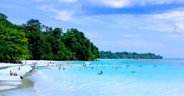 Pantai Natsepa, 1. Pantai Pintu Kota, 2. Pantai Liang/Hunimua, 3. Pantai Pasir Panjang/Ngurbloat, 4. Pantai Natsepa, 5. Pantai Jikumerasa, 6. Pantai Santai, 7. Pantai Nanseri, 8. Pantai Sopapei, 9. Pantai Desa Hukurila, 10. Pantai Namalatu