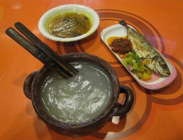 Papeda, 1. Gohu Ikan, 2. Ikan Kuah Pala Banda, 3. Ikan Komu Asar, 4. Papeda, 5. Nasi Jaha, 6. Sagu Woku komo-komo, 7. Sambal Colo-colo, 8. Bubur Sagu Ubi, 9. Nasi lapola, 10. Kohu-kohu, 11. Nasi Kalapa, 12. Acar Kuning, 13. Suami, 14. Rujak Natsepa, 15. Bubur Sagu Ubi