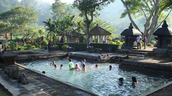 Pemandian Candi Umbul, 1. Taman Kyai Langgeng, 2. Ketep Pass, 3. Candi Ngawen, 4. Kawasan Wisata Kopeng, 5. Alun-Alun Kota Magelang, 6. Candi Mendut, 7. Air Terjun Sekar Langit, 8. Gereja Ayam, 9. Pemandian Candi Umbul, 10. Punthuk Setumbu, 11. Bukit Grenden, 12. Rumah Kamera, 13. Sendang Maren, 14. Puthuk Mongkrong, 15. Goa Slandak