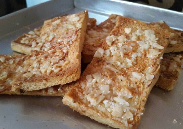 Roti Kering Kenari, 1. Roti Kering Kenari, 2. Sanole, 3. Pisang Asar, 4. Kue Sagu/Bagea, 5. Sagu Lempeng, 6. Asida, 7. Gogos Ikan, 8. Sagu Tumbu, 9. Kopi Sibu-Sibu, 10. Talam Sagu Bakar