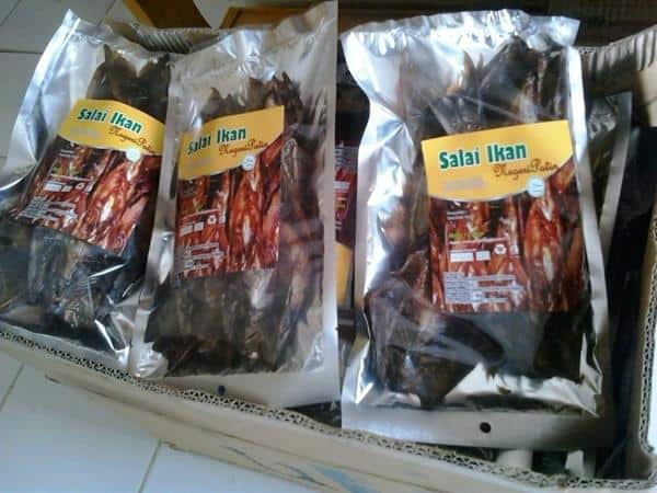 1. Kaos Khas Pekanbaru, 2. Batik Corak Riau, 3. Kacang Pukul Bagansiapiapi, 4. Bolu Kemojo, 5. Viz Cake, 6. Gantungan Kunci Pekanbaru, 7. Keripik Nanas, 8. Dodol Kedondong, 9. Lempuk Durian, 10. Lopek Bugi, 11. Pancake Durian, 12. Salai Ikan Patin, 13. Kue Bangkit, 14. Kerupuk Ikan Tengiri, 15. Pastel Ikan Patin