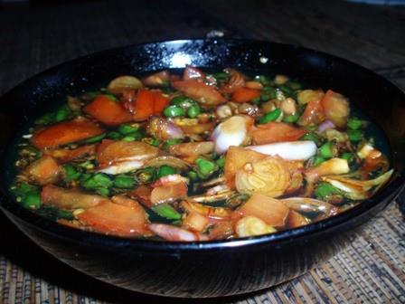 Sambal Colo-colo, 1. Gohu Ikan, 2. Ikan Kuah Pala Banda, 3. Ikan Komu Asar, 4. Papeda, 5. Nasi Jaha, 6. Sagu Woku komo-komo, 7. Sambal Colo-colo, 8. Bubur Sagu Ubi, 9. Nasi lapola, 10. Kohu-kohu, 11. Nasi Kalapa, 12. Acar Kuning, 13. Suami, 14. Rujak Natsepa, 15. Bubur Sagu Ubi