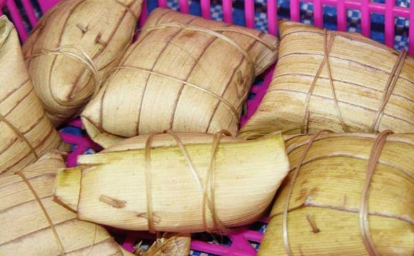 Tumbek, 1. Tumbek, 2. Dodol Rumput Laut, 3. Kue Kerake, 4. Sate Tanjung, 5. Manisan Rumput Laut, 6. Kue Tarek, 7. Kue Keong, 8. Kelepon Kecerit, 9. Tekel atau Kue Bantal, 10. Poteng Jaje Tujak