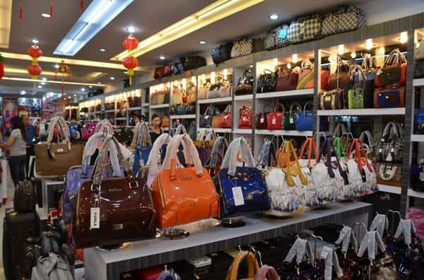Tas Branded Oleh-Oleh Khas Batam, 1. Kaos T-Obenk, 2. Tas Branded, 3. Rocklate, 4. Layer Cake, 5. Bingka Bakar, 6. Handphone, Tablet, dan Laptop, 7. Kek Pisang Villa, 8. Bilis Molen, 9. Luti Gendang, 10. Stik Buah Naga