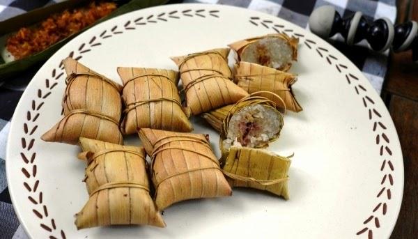 Tekel atau Kue Bantal, 1. Tumbek, 2. Dodol Rumput Laut, 3. Kue Kerake, 4. Sate Tanjung, 5. Manisan Rumput Laut, 6. Kue Tarek, 7. Kue Keong, 8. Kelepon Kecerit, 9. Tekel atau Kue Bantal, 10. Poteng Jaje Tujak
