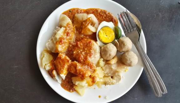Baso Tahu Bima siomay enak di Bandung, 1. Baso Tahu &amp; Siomay Shin Chan, 2. Baso Tahu Lina, 3. Baso Tahu Bima, 4. Baso Tahu Tulen, 5. Baso Tahu Ternate (Baso Tahu Mang Ade), 6. Lomie &amp; Baso Tahu Banteng, 7. Min Yen Bakpao &amp; Siomay, 8. Siomay Popoh, 9. Baso Tahu &amp; Batagor Pajajaran, 10. Batagor Siomay Mitoha