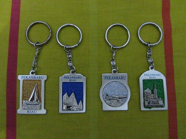 gantungan kunci pekanbaru, 1. Kaos Khas Pekanbaru, 2. Batik Corak Riau, 3. Kacang Pukul Bagansiapiapi, 4. Bolu Kemojo, 5. Viz Cake, 6. Gantungan Kunci Pekanbaru, 7. Keripik Nanas, 8. Dodol Kedondong, 9. Lempuk Durian, 10. Lopek Bugi, 11. Pancake Durian, 12. Salai Ikan Patin, 13. Kue Bangkit, 14. Kerupuk Ikan Tengiri, 15. Pastel Ikan Patin