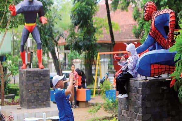 taman super hero, 1. Kebun Binatang Bandung, 2. Dago Dream Park, 3. De' Ranch, 4. Lactasari Mini Farm, 5. Taman Lalu Lintas Ade Irma Suryani Nasution, 6. Kampoeng Tulip, 7. Taman Super Hero, 9. Centrum Millions Ball, 10. Rabbit Town