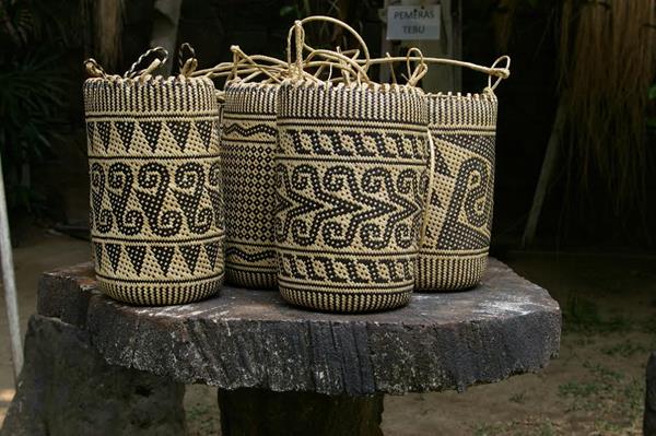 tas dayak, 1. Aksesoris Etnik Khas Dayak, 2. Amplang, 3. Makanan Olahan Kepiting, 4. Mantau, 5. Onde-Onde Ubi Ungu, 6. Bingka, 7. Bakpia, 8. Batik Khas Balikpapan, 9. Batu Mulia, 10. Kain Songket Balikpapan