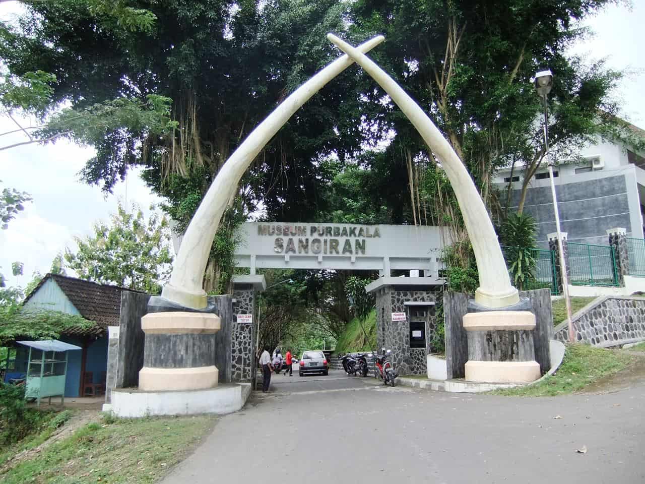 Museum Purba Sangiran, 1. Museum Purba Sangiran, 2. Keraton Surakarta Hadiningrat, 3. Pandawa Water World Solo Baru, 4. Taman Sriwedari, 5. Tugu Lilin, 6. Taman Balekambang, 7. Pura Mangkunagaran, 8. Grojogan Sewu Tawangmangu, 9. Taman Satwa Taru Jurug, 10. Air Terjun Jumog