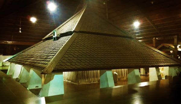 Makam Sunan Bonang, 1. Pantai Kelapa, 2. Pantai Boom, 3. Pantai Sowan, 4. Air Terjun Nglirip, 5. Goa Ngerong, 6. Pantai Pasir Putih Remen, 7. Goa Suci, 8. Pemandian Bektiharjo, 9. Makam Sunan Bonang, 10. Goa Akbar