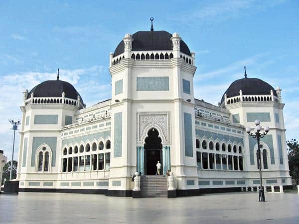 Masjid Raya Medan, 1. Museum Sumatera Utara, 2. Taman Bermain Hillpark Sibolangit, 3. Taman Buaya Asam Kumbang, 4. Mora Indah, 5. Kebun Binatang Medan, 6. Kampung Keling, 7. Istana Maimun, 8. Tangkahan, 9. Masjid Raya Medan, 10. Graha Santa Maria Velangkanni