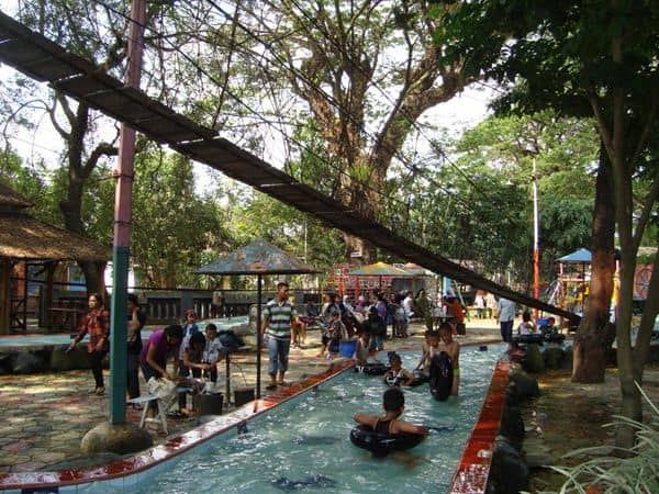Agrowisata Sondokoro, 1. Air Terjun Grojogan Sewu, 2. Taman Ria Balekambang, 3. Tahura Ngargoyoso, 4. Telaga Madirda, 5. Bumi Perkemahan Camping Lawu Resort dan Hutan Pinus Sekipan, 6. Perkebunan Teh Kemuning, 7. Agrowisata Sondokoro, 8. Puncak Gunung Lawu, 9. Astana Giribangun, 10. Wisata Tubing Goasari Ngargoyoso