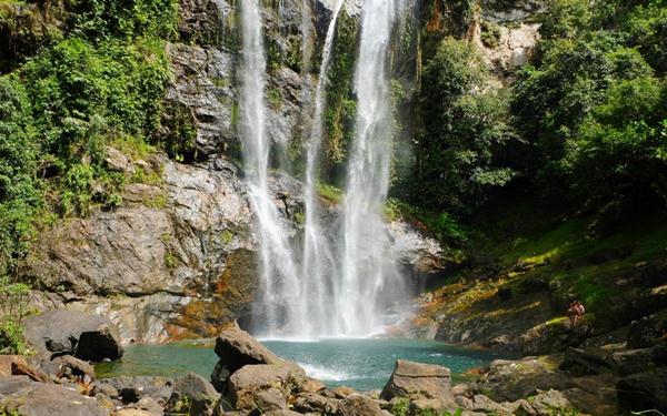 Air Terjun Cunca Rami, 1. Labuan Bajo, 2. Pulau Kanawa, 3. Taman Nasional Komodo, 4. Danau Kelimutu, 5. Pantai Pink, 6. Pulau Padar, 7. Pantai Koka, 8. Gua Liang Bua, 9. Air Terjun Cunca Rami, 10. Danau Sano Nggoang