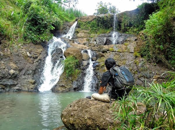 Air Terjun Grenjeng, 1. Air Terjun Tretes, 2. Kedung Cinet, 3. Kawasan Makam Gus Dur, 4. Candi Rimbi, 5. Goa Sriti, 6. Sendang Made, 7. Wana Wisata Sumberboto, 8. Taman Tirta Keplaksari, 9. Klenteng Hong San Kiong, 10. Kampung Durian, 11. Goa Sigolo-golo, 12. Air Terjun Sekar Pundak Sari, 13. Alas Gedangan Mojoagung, 14. Kampoeng Djawi, 15. Air Terjun Grenjeng