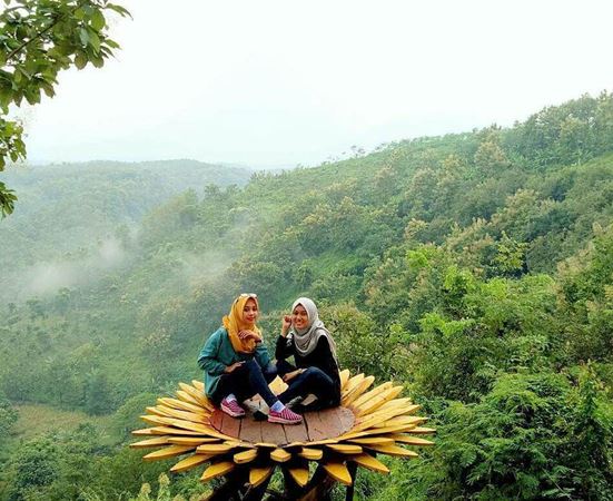 Alas Gedangan Mojoagung, 1. Air Terjun Tretes, 2. Kedung Cinet, 3. Kawasan Makam Gus Dur, 4. Candi Rimbi, 5. Goa Sriti, 6. Sendang Made, 7. Wana Wisata Sumberboto, 8. Taman Tirta Keplaksari, 9. Klenteng Hong San Kiong, 10. Kampung Durian, 11. Goa Sigolo-golo, 12. Air Terjun Sekar Pundak Sari, 13. Alas Gedangan Mojoagung, 14. Kampoeng Djawi, 15. Air Terjun Grenjeng