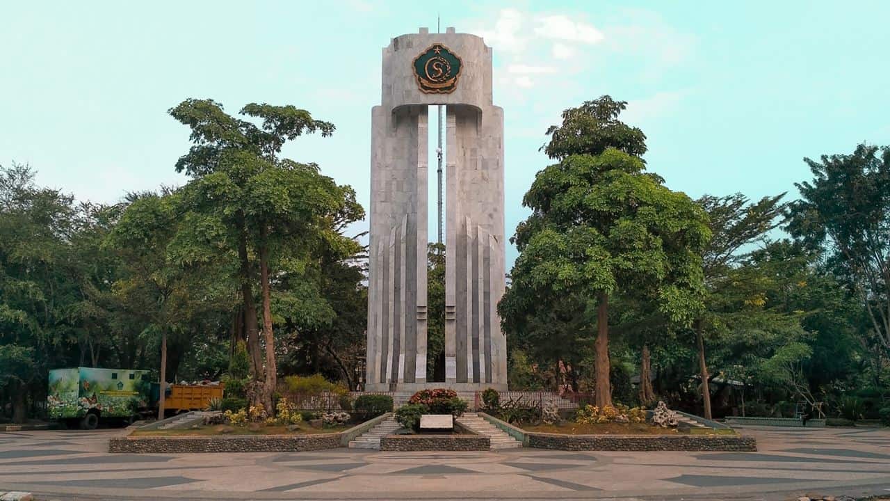 Alun-Alun Sidoarjo, 1. Pantai Kepetingan, 2. Lumpur Lapindo, 3. Tanggulangin, 4. Wisata Bahari Tlocor dan Pulau Sarinah, 5. Kolam Pemancingan Sedati, 6. Alun-Alun Sidoarjo, 7. Kampung Batik Jetis, 8. Delta Fishing, 9. Museum Mpu Tantular, 10. Candi Pari