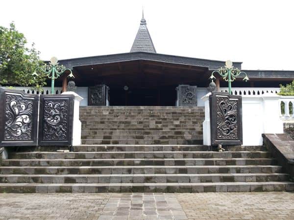 Astana Giribangun, 1. Air Terjun Grojogan Sewu, 2. Taman Ria Balekambang, 3. Tahura Ngargoyoso, 4. Telaga Madirda, 5. Bumi Perkemahan Camping Lawu Resort dan Hutan Pinus Sekipan, 6. Perkebunan Teh Kemuning, 7. Agrowisata Sondokoro, 8. Puncak Gunung Lawu, 9. Astana Giribangun, 10. Wisata Tubing Goasari Ngargoyoso