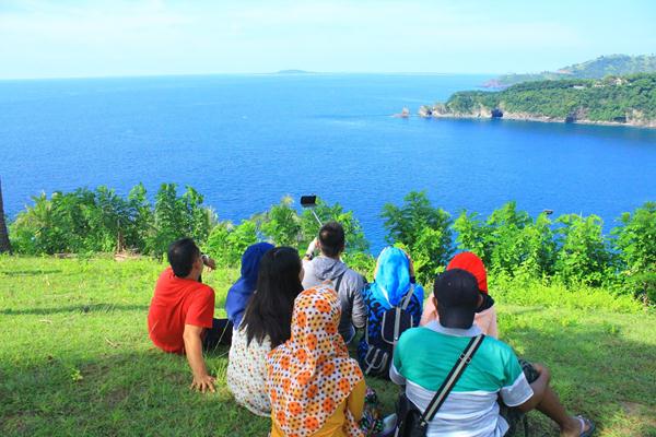 Bukit Malimbu, 1. Poto Jarum, 2. Pantai Tanjung Pasir, 3. Pantai Ai Manis, 4. Air Terjun Mata Jitu, 5. Brang Sedo, 6. Pantai Tanjung Aan, 7. Hutan Sesaot, 8. Bukit Malimbu, 9. Air Terjun Diwu Mbai, 10. Desa Poto, 11. Takat Segele, 12. Pantai Tanjung Bloam, 13. Pulau Paserang, 14. Pulau Kenawa, 15. Pantai Yoyo