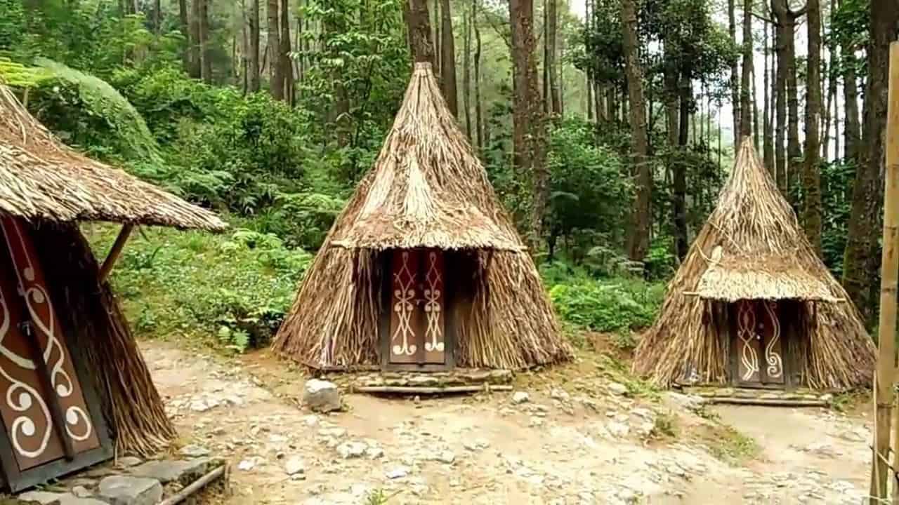 Bumi Perkemahan Camping Lawu Resort dan Hutan Pinus Sekipan, 1. Air Terjun Grojogan Sewu, 2. Taman Ria Balekambang, 3. Tahura Ngargoyoso, 4. Telaga Madirda, 5. Bumi Perkemahan Camping Lawu Resort dan Hutan Pinus Sekipan, 6. Perkebunan Teh Kemuning, 7. Agrowisata Sondokoro, 8. Puncak Gunung Lawu, 9. Astana Giribangun, 10. Wisata Tubing Goasari Ngargoyoso