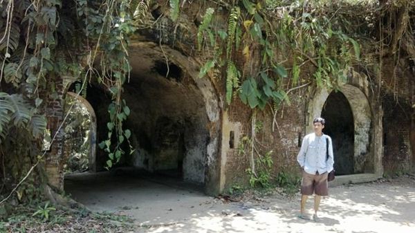 Benteng Karang Bolong, 1. Pantai Karang Pandan, 2. Pantai Teluk Penyu, 3. Pulau Nusakambangan, 4. Benteng Pendem, 5. Pantai Permisan, 6. Pantai Jetis, 7. Benteng Karang Bolong, 8. Wisata Hutan Payau, 9. Pantai Widarapayung, 10. Gunung Srandil, 11. Kemit Forest, 12. Curug Cimandaway, 13. Gunung Selok, 14. Pantai Sodong, 15. Curug Mandala