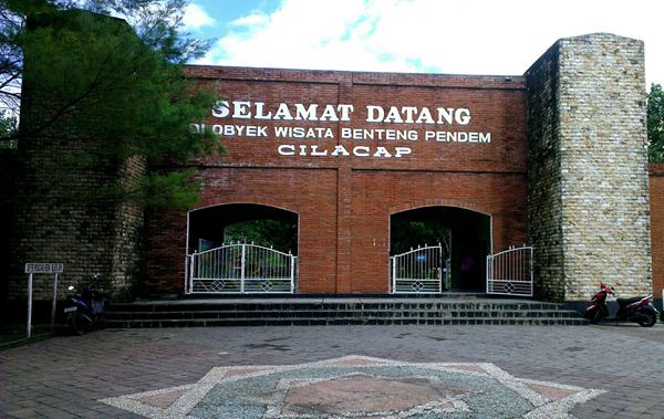 Benteng Pendem, 1. Pantai Karang Pandan, 2. Pantai Teluk Penyu, 3. Pulau Nusakambangan, 4. Benteng Pendem, 5. Pantai Permisan, 6. Pantai Jetis, 7. Benteng Karang Bolong, 8. Wisata Hutan Payau, 9. Pantai Widarapayung, 10. Gunung Srandil, 11. Kemit Forest, 12. Curug Cimandaway, 13. Gunung Selok, 14. Pantai Sodong, 15. Curug Mandala