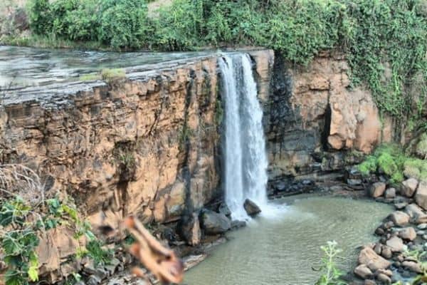 Curug Awang, 1. Curug Cikaso, 2. Pantai Ujung Genteng, 3. Pantai Pelabuhan Ratu, 4. Goa Buniayu, 5. Sungai Citarik, 6. Curug Awang, 7. Situ Gunung, 8. Pantai Cibangban, 9. Taman Nasional Gunung Halimun Salak, 10. Taman Rekreasi Selabintana
