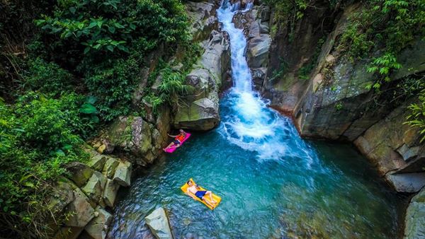 Curug Leuwi Lieuk, 1. Danau Situ Gede, 2. Kebun Raya Bogor, 3. Telaga Warna, 4. Gunung Pancar, 5. Taman Riung Gunung, 6. Agrowisata Gunung Mas, 7. Pemandian Air Panas Tirta Sanita Ciseeng, 8. Sentul Paradise Park, 9. Kebun Raya Cibodas, 10. Curug Ngumpet, 11. Goa Agung Garunggang, 12. Curug Leuwi Lieuk, 13. Gunung Munara, 14. Curug Cibaliung, 15. Gunung Batu Jonggol