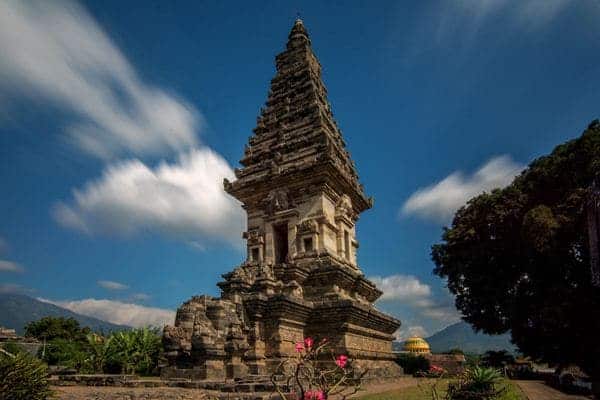 Candi Jawi, 1. Pantai Lekok, 2. Gunung Bromo, 3. Taman Safari Prigen, 4. Air Terjun Kakek Bodo, 5. Pantai Penunggul, 6. Kebun Raya Purwodadi, 7. Danau Ranu Grati, 8. Candi Jawi, 9. Pemandian Banyu Biru, 10. Coban Baung