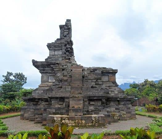 Candi Rimbi, 1. Air Terjun Tretes, 2. Kedung Cinet, 3. Kawasan Makam Gus Dur, 4. Candi Rimbi, 5. Goa Sriti, 6. Sendang Made, 7. Wana Wisata Sumberboto, 8. Taman Tirta Keplaksari, 9. Klenteng Hong San Kiong, 10. Kampung Durian, 11. Goa Sigolo-golo, 12. Air Terjun Sekar Pundak Sari, 13. Alas Gedangan Mojoagung, 14. Kampoeng Djawi, 15. Air Terjun Grenjeng