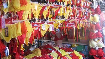 Celana dalam warna warni, 1. 108 Dentang, 2. Daun Mistletoe, 3. 12 Anggur, 4. Menuangkan Timah, 5. Celana Dalam Warna-warni