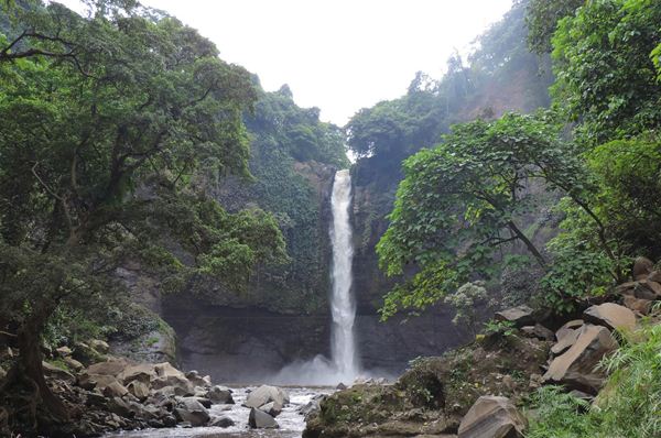 Coban Baung, 1. Pantai Lekok, 2. Gunung Bromo, 3. Taman Safari Prigen, 4. Air Terjun Kakek Bodo, 5. Pantai Penunggul, 6. Kebun Raya Purwodadi, 7. Danau Ranu Grati, 8. Candi Jawi, 9. Pemandian Banyu Biru, 10. Coban Baung