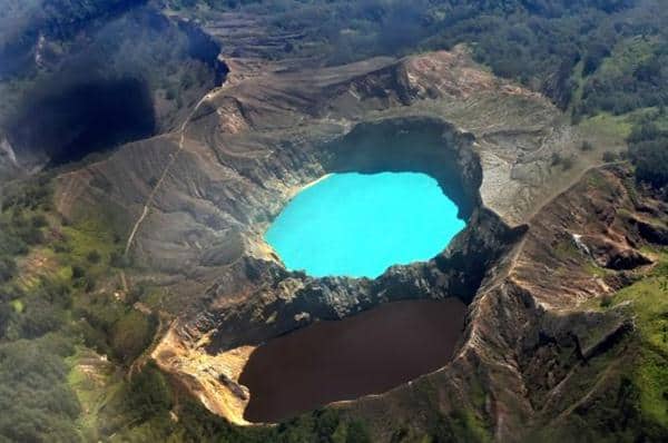 Danau Kelimutu, 1. Labuan Bajo, 2. Pulau Kanawa, 3. Taman Nasional Komodo, 4. Danau Kelimutu, 5. Pantai Pink, 6. Pulau Padar, 7. Pantai Koka, 8. Gua Liang Bua, 9. Air Terjun Cunca Rami, 10. Danau Sano Nggoang