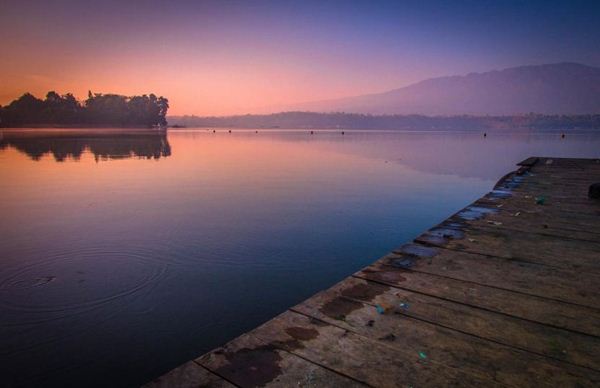 Danau Ranu Grati, 1. Pantai Lekok, 2. Gunung Bromo, 3. Taman Safari Prigen, 4. Air Terjun Kakek Bodo, 5. Pantai Penunggul, 6. Kebun Raya Purwodadi, 7. Danau Ranu Grati, 8. Candi Jawi, 9. Pemandian Banyu Biru, 10. Coban Baung