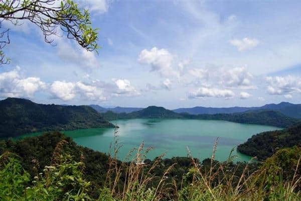 Danau Sano Nggoang, 1. Labuan Bajo, 2. Pulau Kanawa, 3. Taman Nasional Komodo, 4. Danau Kelimutu, 5. Pantai Pink, 6. Pulau Padar, 7. Pantai Koka, 8. Gua Liang Bua, 9. Air Terjun Cunca Rami, 10. Danau Sano Nggoang