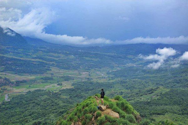 Gunung Batu Jonggol, 1. Danau Situ Gede, 2. Kebun Raya Bogor, 3. Telaga Warna, 4. Gunung Pancar, 5. Taman Riung Gunung, 6. Agrowisata Gunung Mas, 7. Pemandian Air Panas Tirta Sanita Ciseeng, 8. Sentul Paradise Park, 9. Kebun Raya Cibodas, 10. Curug Ngumpet, 11. Goa Agung Garunggang, 12. Curug Leuwi Lieuk, 13. Gunung Munara, 14. Curug Cibaliung, 15. Gunung Batu Jonggol