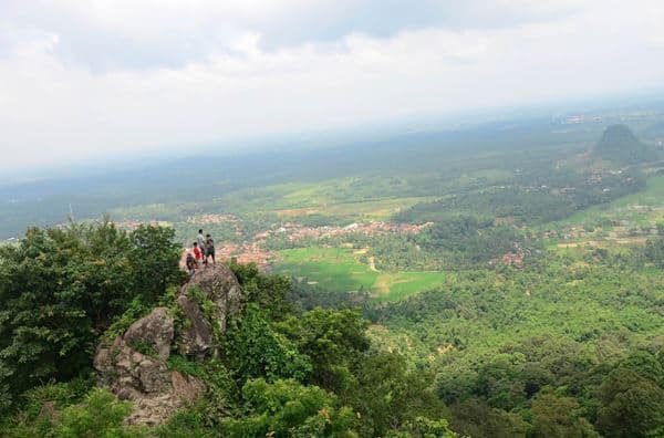Gunung Munara, 1. Danau Situ Gede, 2. Kebun Raya Bogor, 3. Telaga Warna, 4. Gunung Pancar, 5. Taman Riung Gunung, 6. Agrowisata Gunung Mas, 7. Pemandian Air Panas Tirta Sanita Ciseeng, 8. Sentul Paradise Park, 9. Kebun Raya Cibodas, 10. Curug Ngumpet, 11. Goa Agung Garunggang, 12. Curug Leuwi Lieuk, 13. Gunung Munara, 14. Curug Cibaliung, 15. Gunung Batu Jonggol