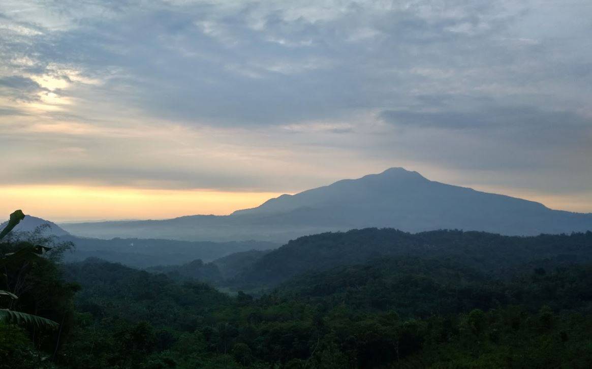 Gunung Tampomas, 1. Kampung Toga, 2. Wisata Alam Pangjugjugan, 3. Kampung Karuhun, 4. Situ Cilembang, 5. Curug Cigorobog, 6. Gunung Tampomas, 7. Perkebunan Teh Margawindu, 8. Sumber Air Panas Sekarwangi, 9. Curug Cinulang, 10. Gunung Kunci