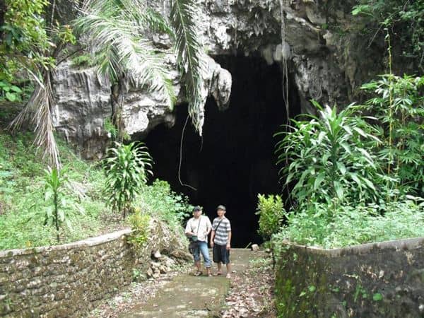 Goa Ngantap, 1. Pantai Nampu, 2. Waduk Gajah Mungkur, 3. Bukit Cumbri, 4. Air Terjun Binangun Watu Jadah, 5. Museum Wayang Indonesia, 6. Telaga Claket, 7. Pantai Banyutowo, 8. Air Terjun Setren Girimanik, 9. Goa Putri Kencono, 10. Pantai Sembukan, 11. Alas Kethu, 12. Wisata Spiritual Khayangan, 13. Goa Ngantap, 14. Air Terjun Seloresi, 15. Pantai Pringjono