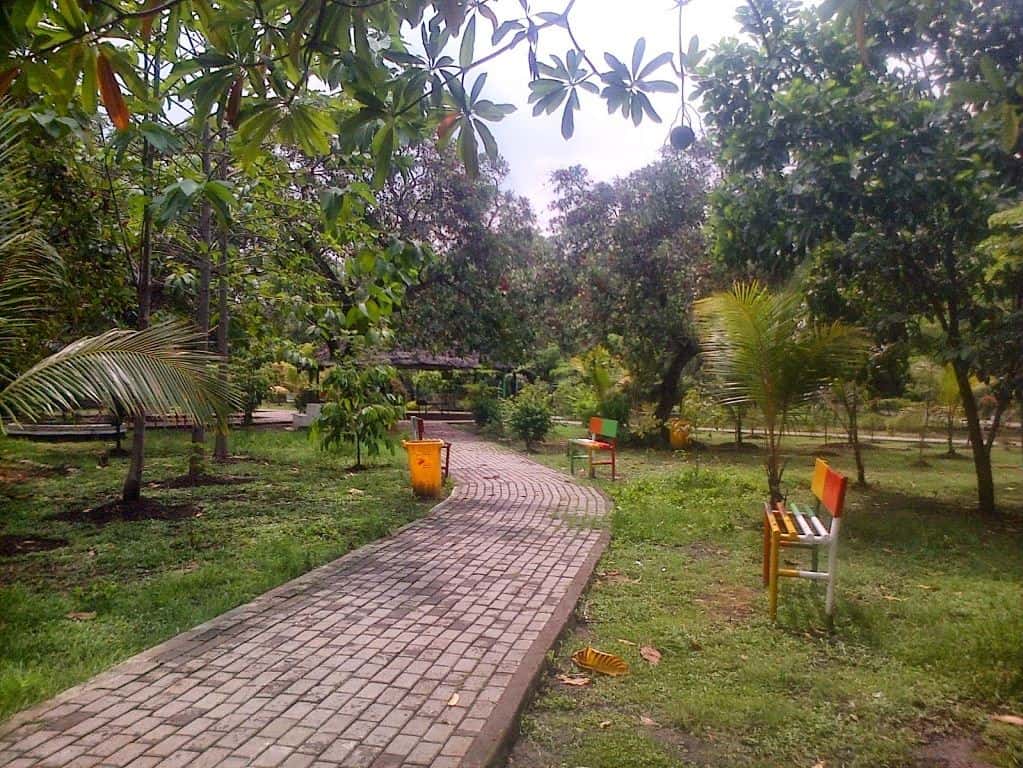 Hutan Kota Bekasi, 1. Curug Parigi, 2. Taman Buaya Indonesia Jaya, 3. Waterboom Lippo Cikarang, 4. Pantai Muara Beting, 5. Danau Marakash, 6. Hutan Kota Bekasi, 7. Wisata Rumah Pohon, 8. Transera Waterpark, 9. Saung Ranggon Bekasi, 10. Danau Cibeureum